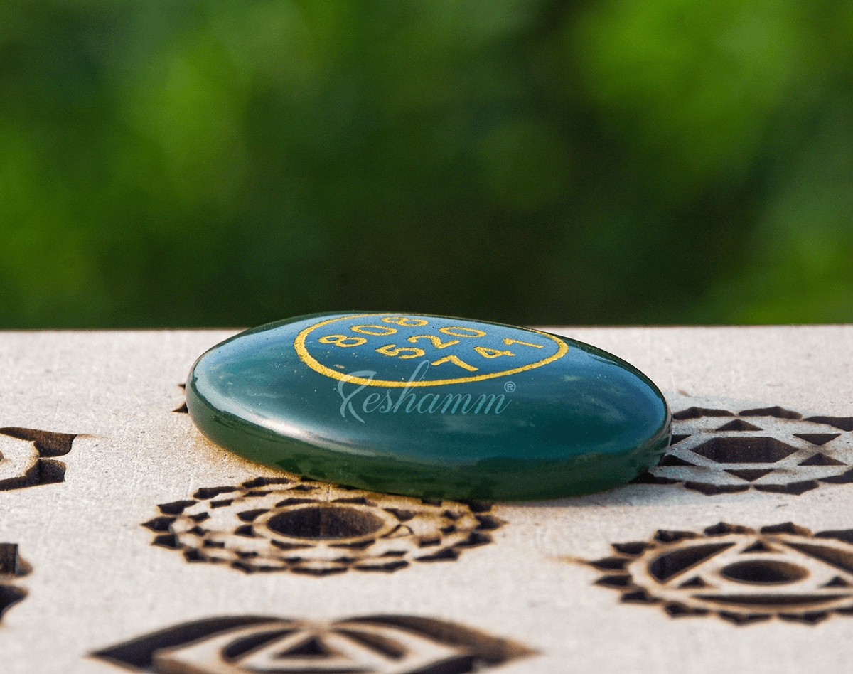 Green Jade Crystal Stone Money Switch Word For Prosperity and To Attract Money & Luck Natural Cabochon Oval Shape Gemstone for Reiki Healing Feng Shui Abundance Coin for Vastu Single side